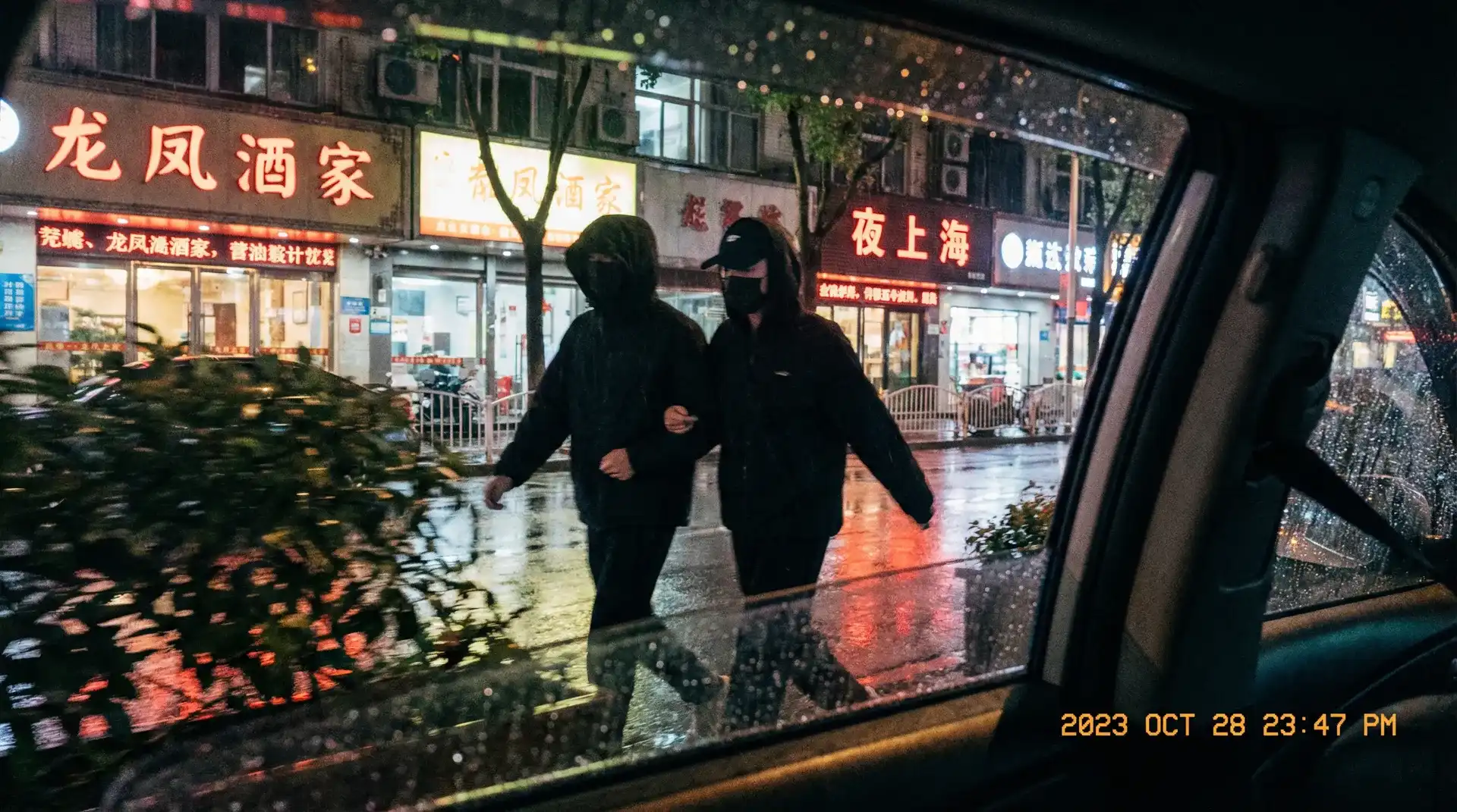 万博娱乐 - 顶流明星深夜密会现场抓拍照片